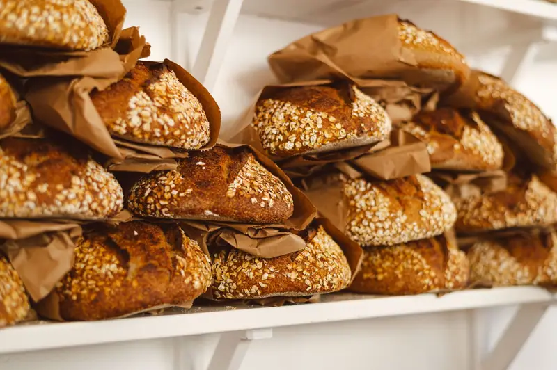 Hogazas de masa madre en las estanterías del horno